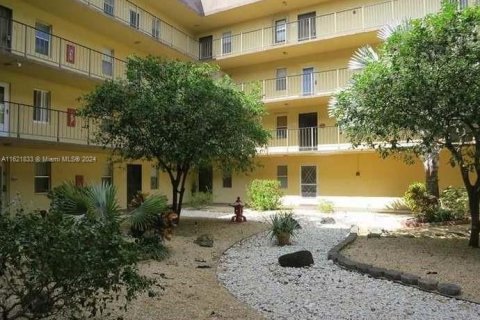 Condo in Lauderdale Lakes, Florida, 1 bedroom  № 1936296 - photo 1