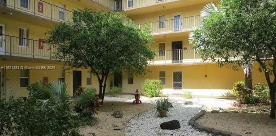 Condo in Lauderdale Lakes, Florida, 1 bedroom  № 1936296