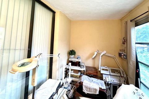 Condo in Lauderdale Lakes, Florida, 1 bedroom  № 1936296 - photo 12