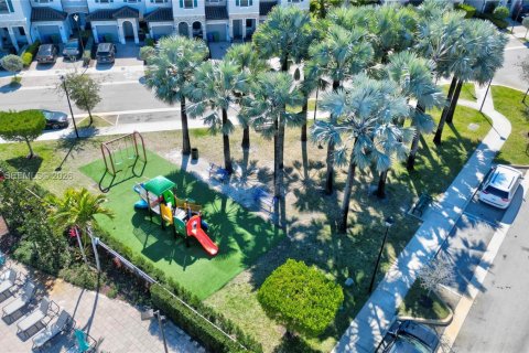 Townhouse in Homestead, Florida 3 bedrooms, 124.02 sq.m. № 2042416 - photo 22