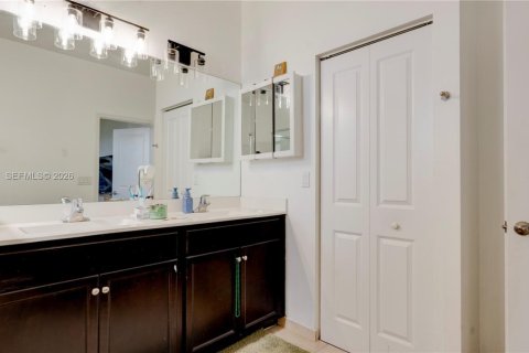 Townhouse in Homestead, Florida 3 bedrooms, 124.02 sq.m. № 2042416 - photo 10