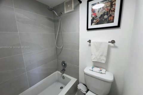 Condominio en venta en North Miami, Florida, 1 dormitorio, 74.88 m2 № 1993866 - foto 23