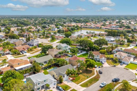 House in Boca Raton, Florida 3 bedrooms, 146.51 sq.m. № 1178388 - photo 1