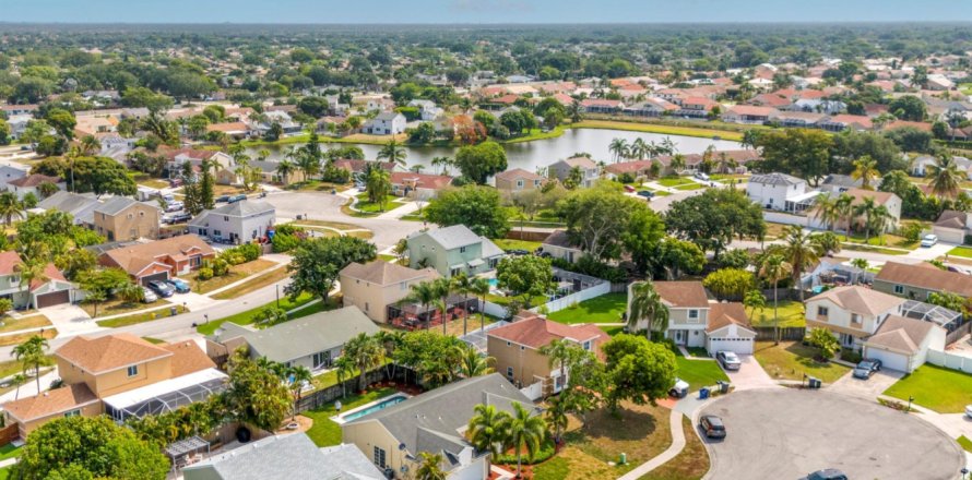 House in Boca Raton, Florida 3 bedrooms, 146.51 sq.m. № 1178388