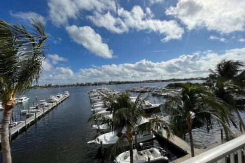 Condo in Lantana, Florida, 3 bedrooms  № 1096544 - photo 1