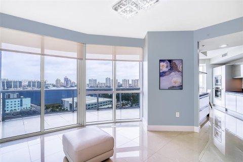 Condominio en venta en Sunny Isles Beach, Florida, 2 dormitorios, 153.2 m2 № 2170593 - foto 6