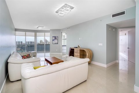 Condominio en venta en Sunny Isles Beach, Florida, 2 dormitorios, 153.2 m2 № 2170593 - foto 4
