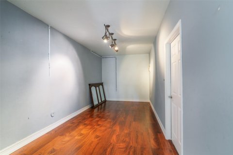 Villa ou maison à louer à Aventura, Floride: 4 chambres, 214.23 m2 № 1072718 - photo 1