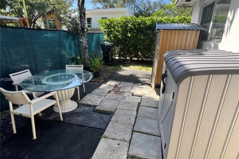 Villa ou maison à louer à South Miami, Floride: 2 chambres, 111.48 m2 № 2168172 - photo 9