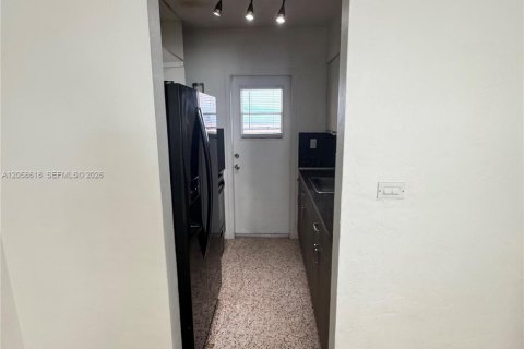 Villa ou maison à louer à South Miami, Floride: 2 chambres, 111.48 m2 № 2168172 - photo 7