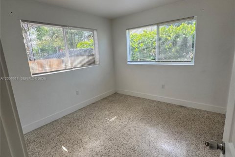 Villa ou maison à louer à South Miami, Floride: 2 chambres, 111.48 m2 № 2168172 - photo 4