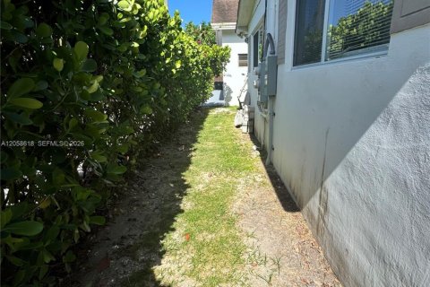 Villa ou maison à louer à South Miami, Floride: 2 chambres, 111.48 m2 № 2168172 - photo 12