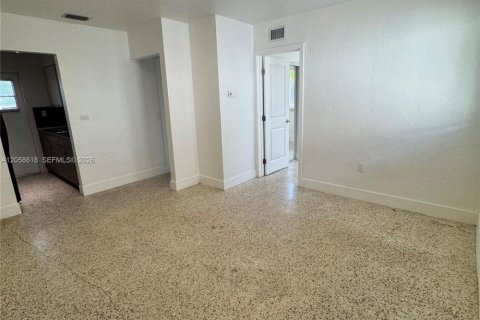 Villa ou maison à louer à South Miami, Floride: 2 chambres, 111.48 m2 № 2168172 - photo 2