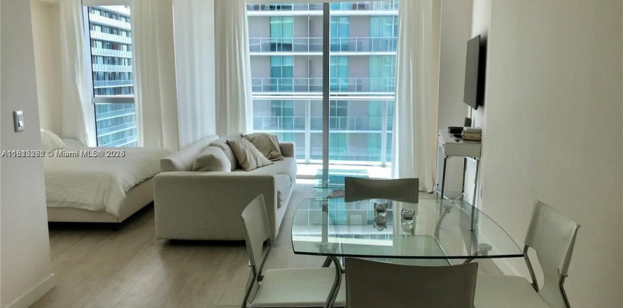 Estudio en el Condominio en Miami, Florida  № 1766803