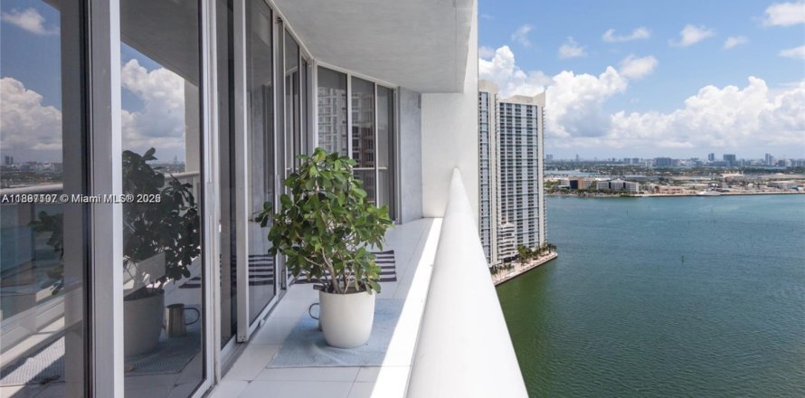 Кондоминиум с 2 спальнями в Майами, Флорида № 1952869