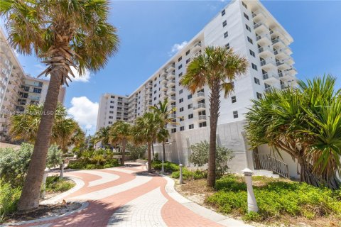 Купить кондоминиум в Майами-Бич, Флорида 1 спальня, 60.85м2, № 2005006 - фото 13