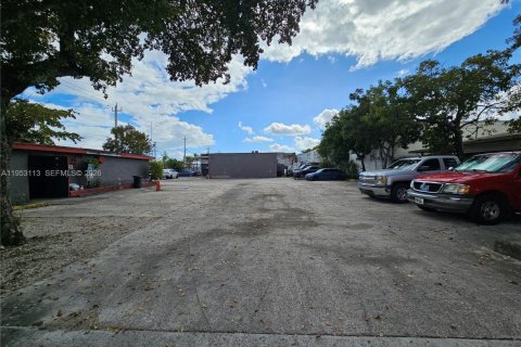 Propiedad comercial en venta en West Park, Florida № 2008760 - foto 2