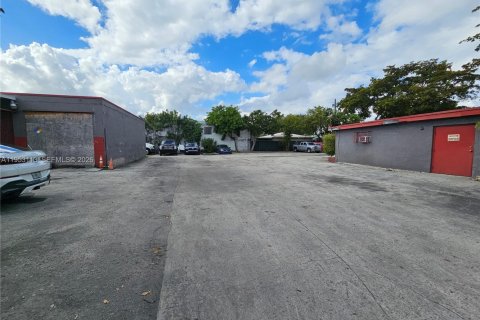 Propiedad comercial en venta en West Park, Florida № 2008760 - foto 11