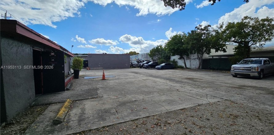 Propiedad comercial en West Park, Florida № 2008760