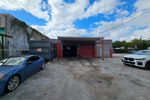 Propiedad comercial en venta en West Park, Florida № 2008760 - foto 13