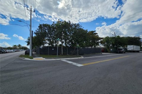 Propiedad comercial en venta en West Park, Florida № 2008760 - foto 20