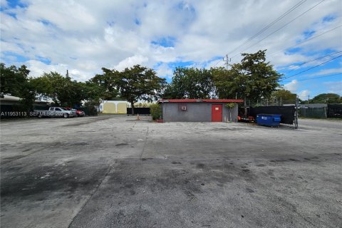 Propiedad comercial en venta en West Park, Florida № 2008760 - foto 9