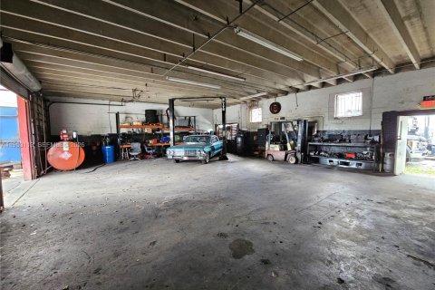 Propiedad comercial en venta en West Park, Florida № 2008760 - foto 15