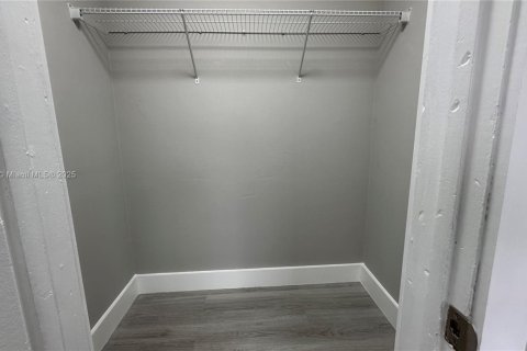 Propiedad comercial en venta en Lauderdale Lakes, Florida, 310.76 m2 № 1985620 - foto 24