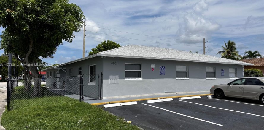 Propiedad comercial en Lauderdale Lakes, Florida 310.76 m2 № 1985620