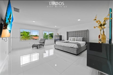 House in Hialeah, Florida 4 bedrooms, 210.89 sq.m. № 1997008 - photo 8