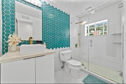 House in Hialeah, Florida 4 bedrooms, 210.89 sq.m. № 1997008 - photo 13