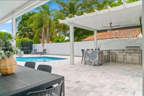 House in Hialeah, Florida 4 bedrooms, 210.89 sq.m. № 1997008 - photo 18