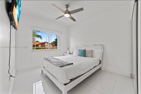 House in Hialeah, Florida 4 bedrooms, 210.89 sq.m. № 1997008 - photo 11