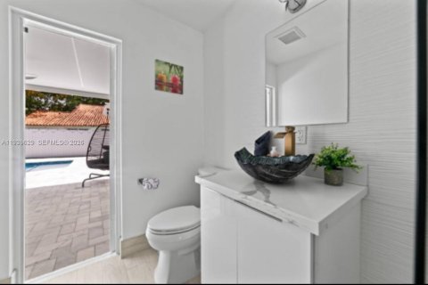 House in Hialeah, Florida 4 bedrooms, 210.89 sq.m. № 1997008 - photo 14