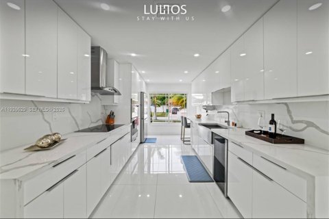 House in Hialeah, Florida 4 bedrooms, 210.89 sq.m. № 1997008 - photo 6