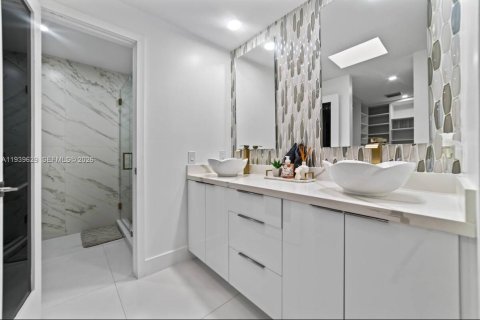 House in Hialeah, Florida 4 bedrooms, 210.89 sq.m. № 1997008 - photo 10