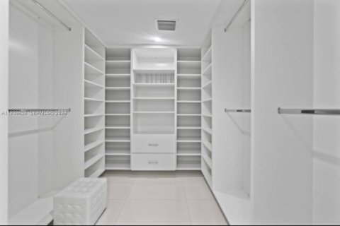 House in Hialeah, Florida 4 bedrooms, 210.89 sq.m. № 1997008 - photo 9