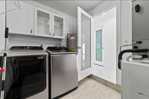 House in Hialeah, Florida 4 bedrooms, 210.89 sq.m. № 1997008 - photo 15