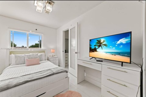 House in Hialeah, Florida 4 bedrooms, 210.89 sq.m. № 1997008 - photo 12