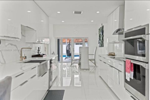 House in Hialeah, Florida 4 bedrooms, 210.89 sq.m. № 1997008 - photo 7