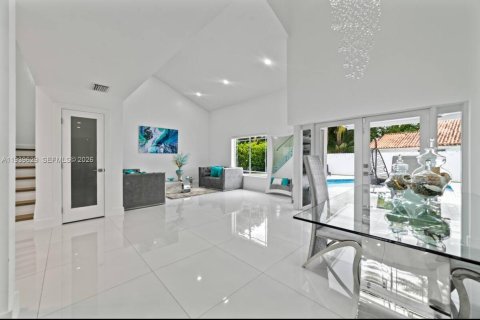 House in Hialeah, Florida 4 bedrooms, 210.89 sq.m. № 1997008 - photo 4