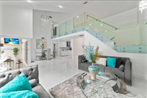 House in Hialeah, Florida 4 bedrooms, 210.89 sq.m. № 1997008 - photo 5