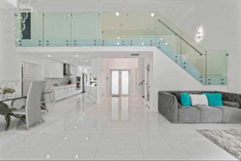 House in Hialeah, Florida 4 bedrooms, 210.89 sq.m. № 1997008 - photo 3