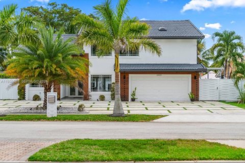 House in Hialeah, Florida 4 bedrooms, 210.89 sq.m. № 1997008