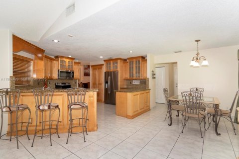 House in Miramar, Florida 4 bedrooms, 259.66 sq.m. № 2051134 - photo 10