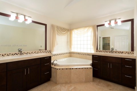 House in Miramar, Florida 4 bedrooms, 259.66 sq.m. № 2051134 - photo 20