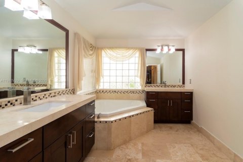 House in Miramar, Florida 4 bedrooms, 259.66 sq.m. № 2051134 - photo 22