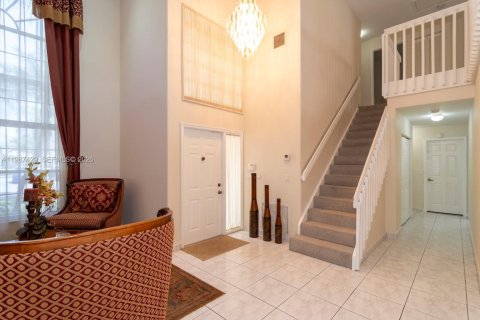 House in Miramar, Florida 4 bedrooms, 259.66 sq.m. № 2051134 - photo 17