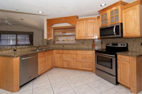 House in Miramar, Florida 4 bedrooms, 259.66 sq.m. № 2051134 - photo 6