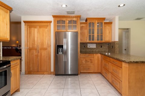 House in Miramar, Florida 4 bedrooms, 259.66 sq.m. № 2051134 - photo 7